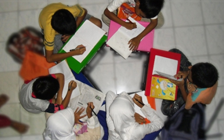 Suasana belajar bersama anak asuh & binaan di Yayasan al Kahfi